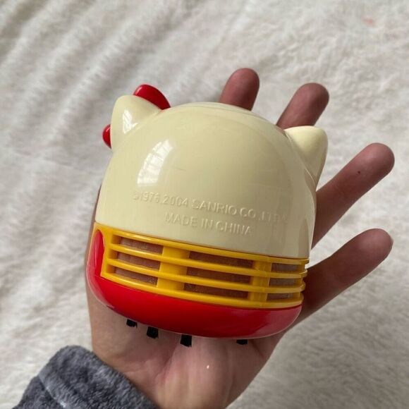 Vintage 2004 Sanrio Hello Kitty Mini Table Vacuum - Picture 4 of 4